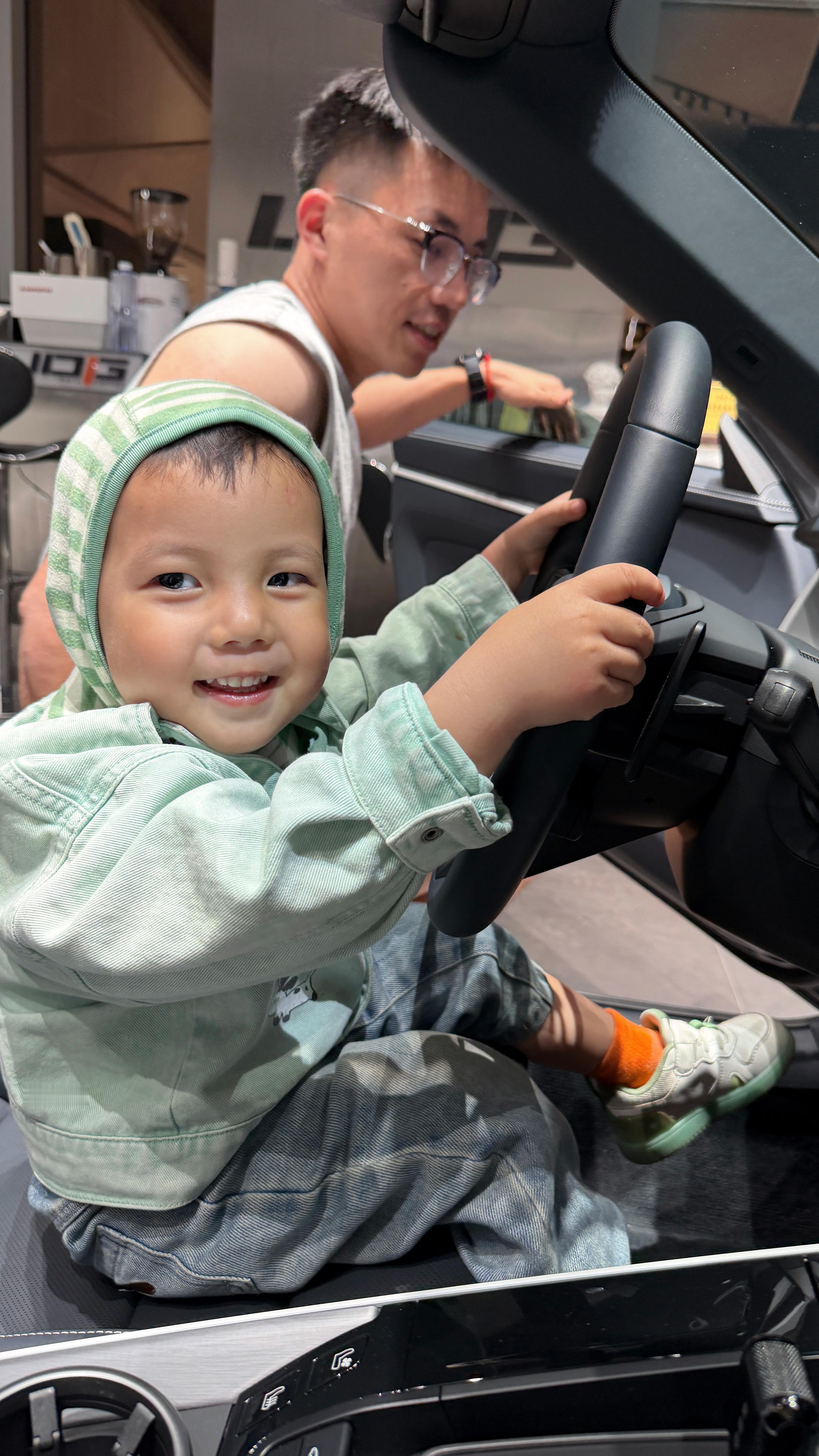 晚上教阿琛开车了 