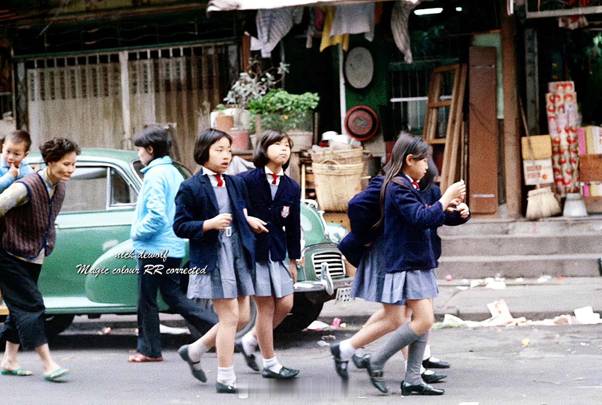 1972 香港小学生路过一辆莫里斯牌小汽车早安#幻彩港风港影# ​​​