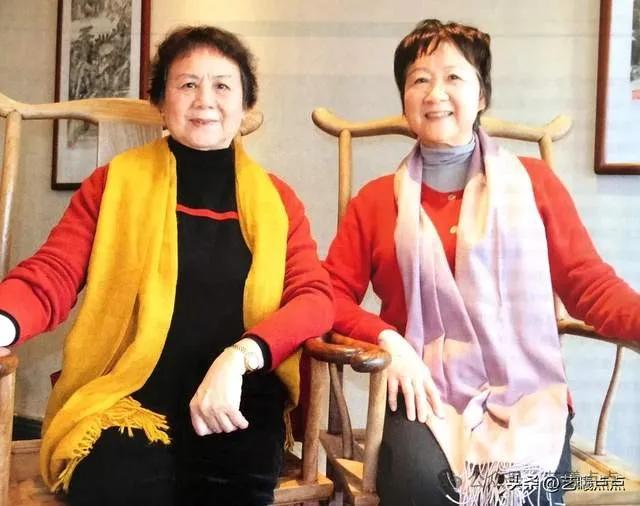 这两位端庄、秀美的女士是谁？
她俩是上世纪七十年代初，经典芭蕾舞剧电影《白毛女》