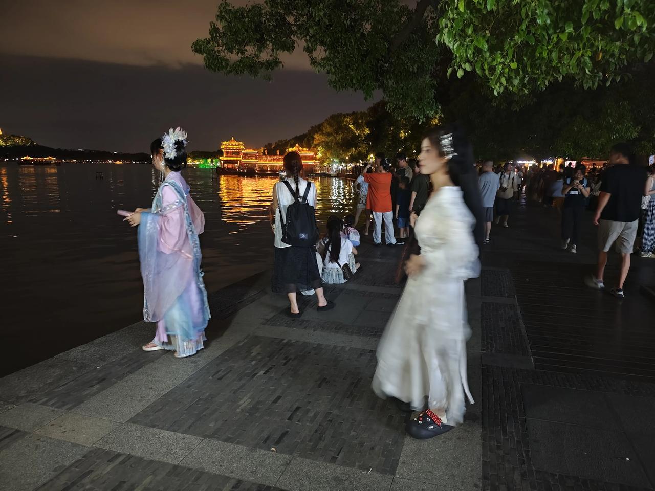 杭州西湖夜景太美了，不但有穿汉服的美女小姐姐，还有五彩斑斓的音乐喷泉可以观看。在
