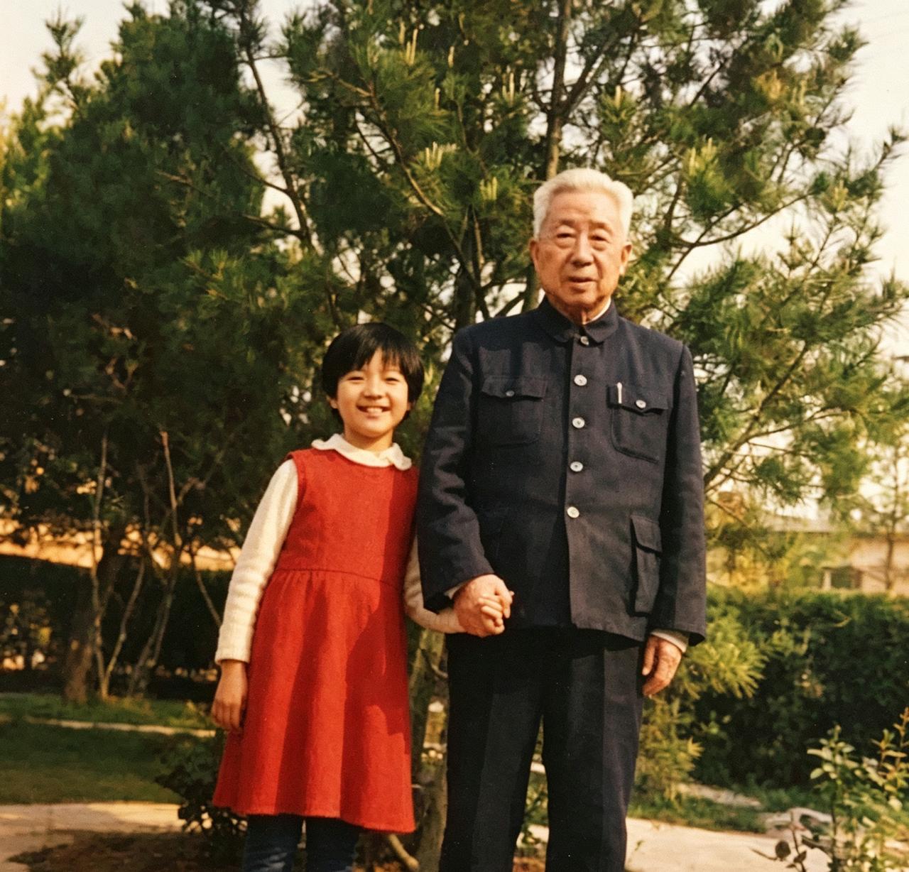 王首道晚年，一张罕见的留影，这张照片拍摄于上世纪80年代后期，地点在北京王首道的