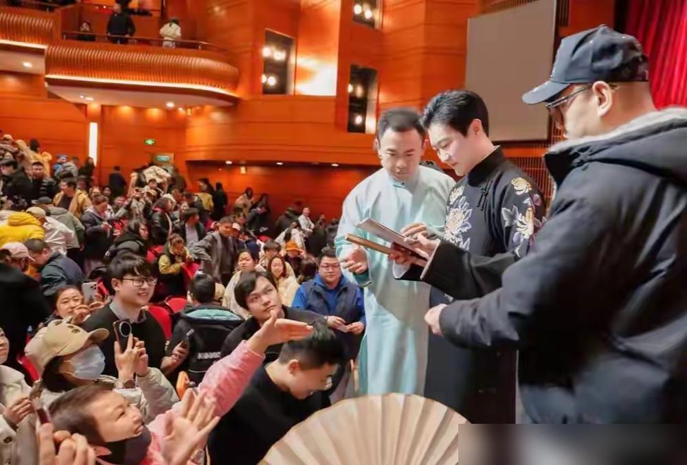 曹云金大连相声专场，开票3分钟就卖光了。
 
现场挤得满满当当，观众举着荧光棒疯