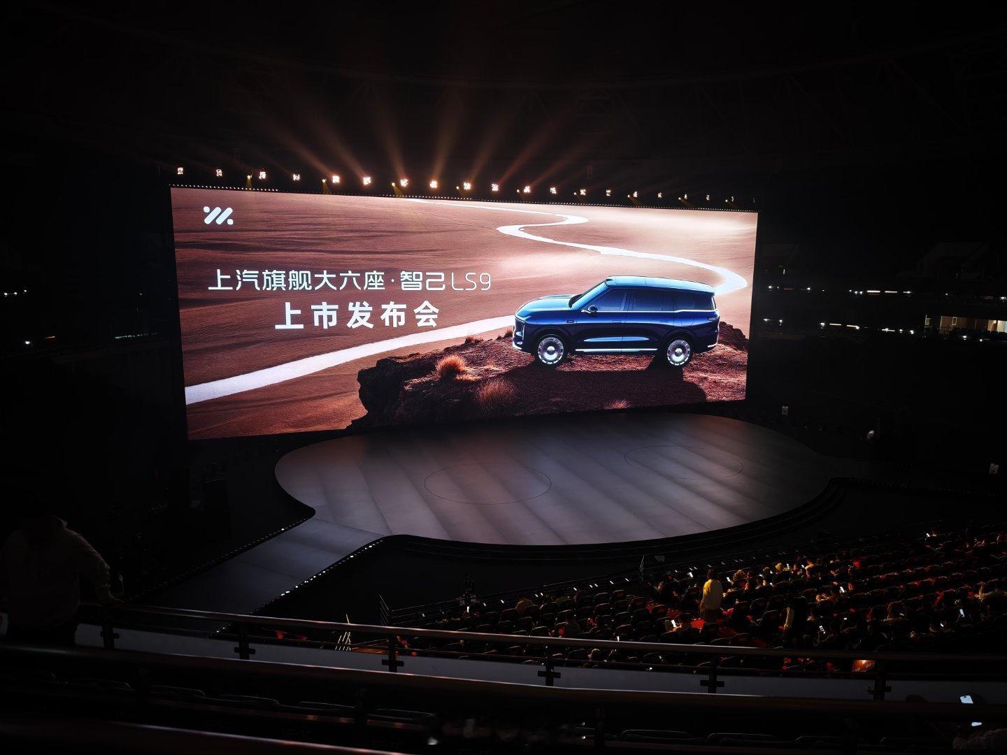 要不是有大屏幕，我以为我是来看演唱会的…全是人啊 