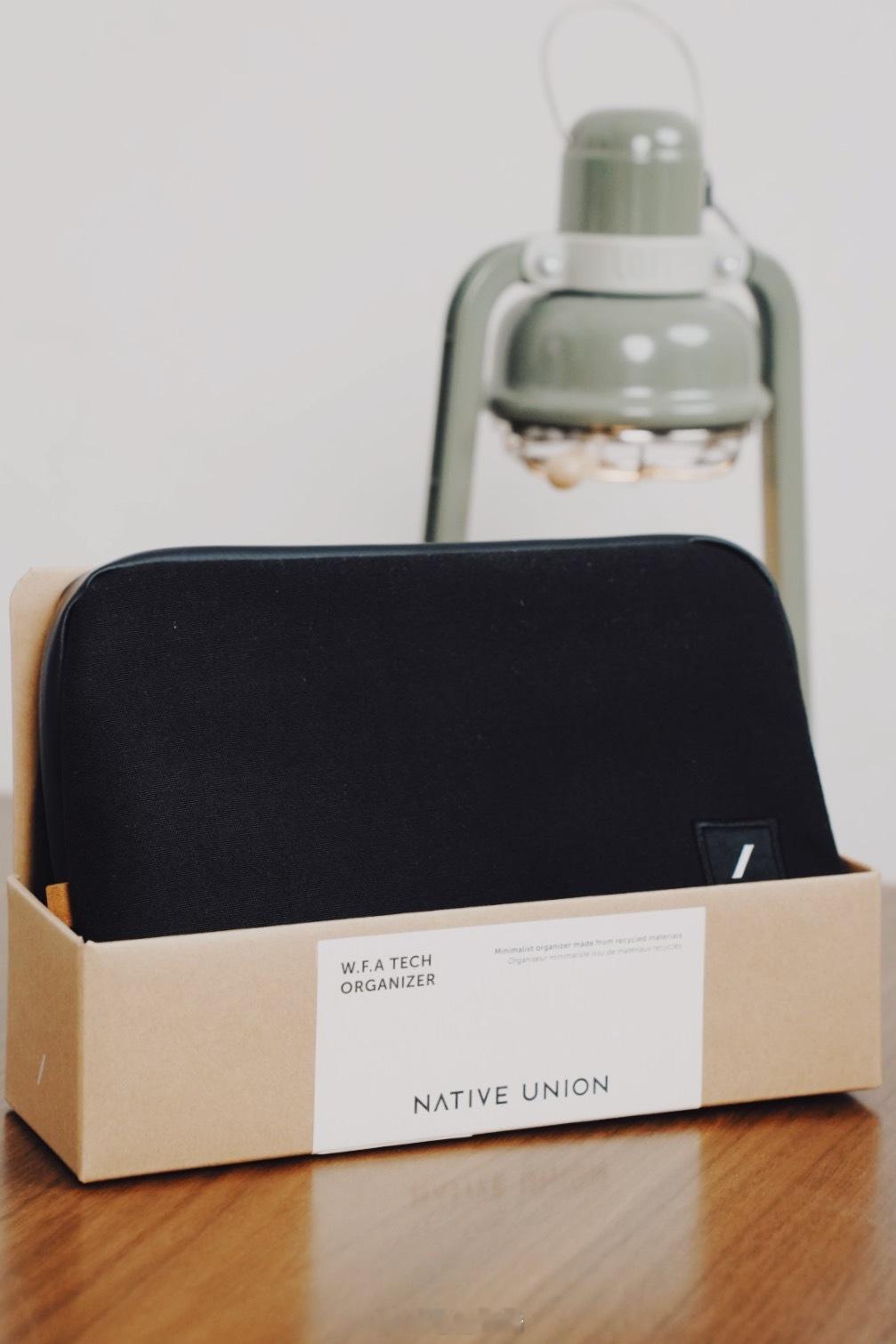 Native Union的收纳包质感是真可以，而且整体自重很轻，简约的一个角标设