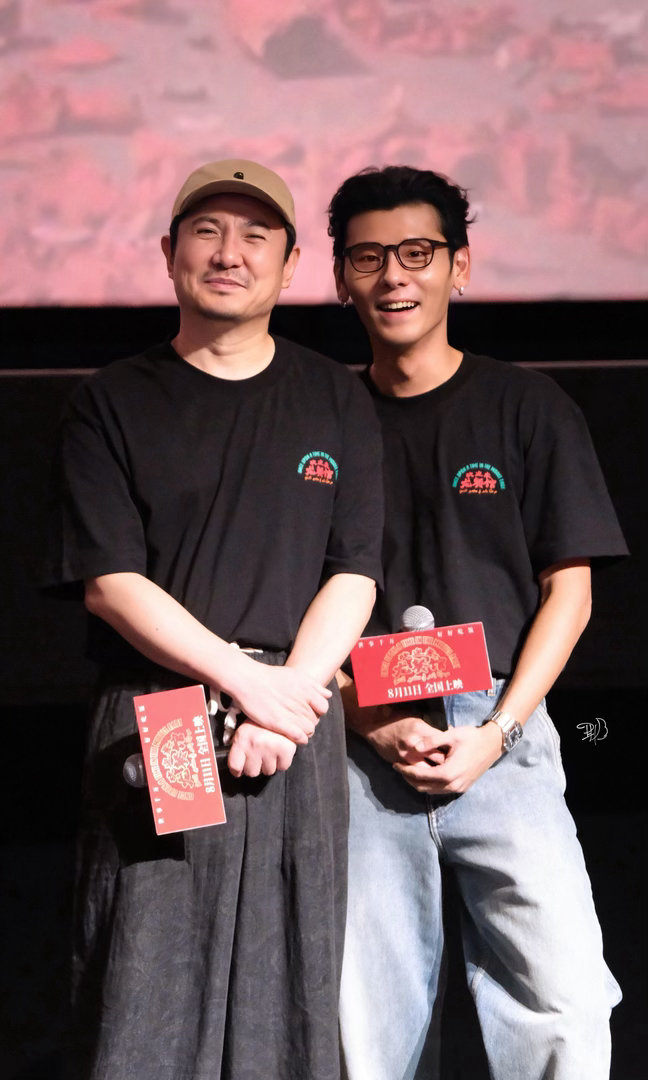 真怕蒋奇明在沈腾身边笑岔气了 龙餐馆片场应该是笑声最多的剧组之一。沈腾逗蒋奇明的