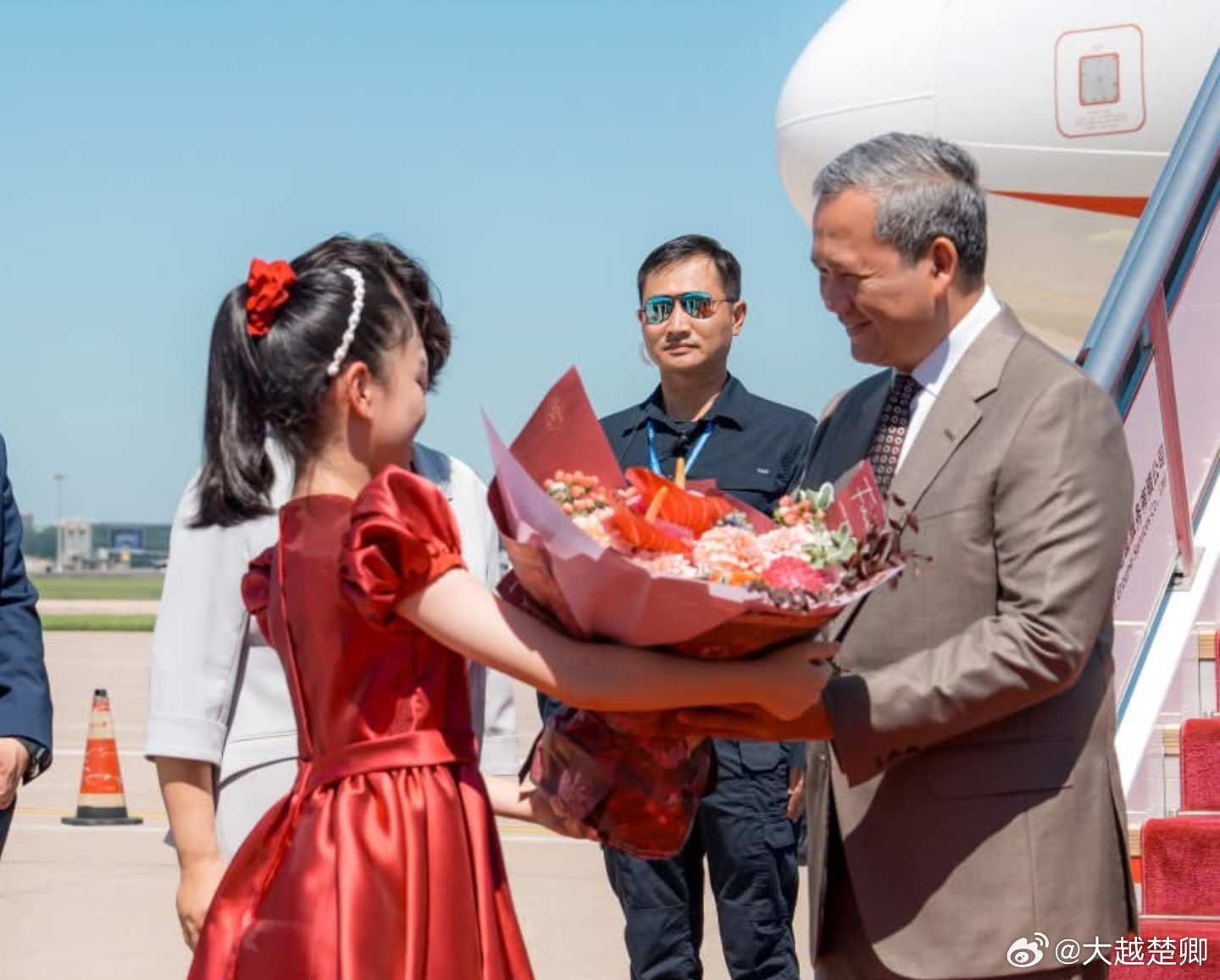 先泰国总理一步，柬埔寨首相抵京访华。 