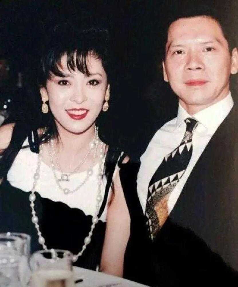 郭碧婷又炸了！向太突然宣布千亿家产，竟全由儿媳掌管，两个亲儿子每月只领固定生活费