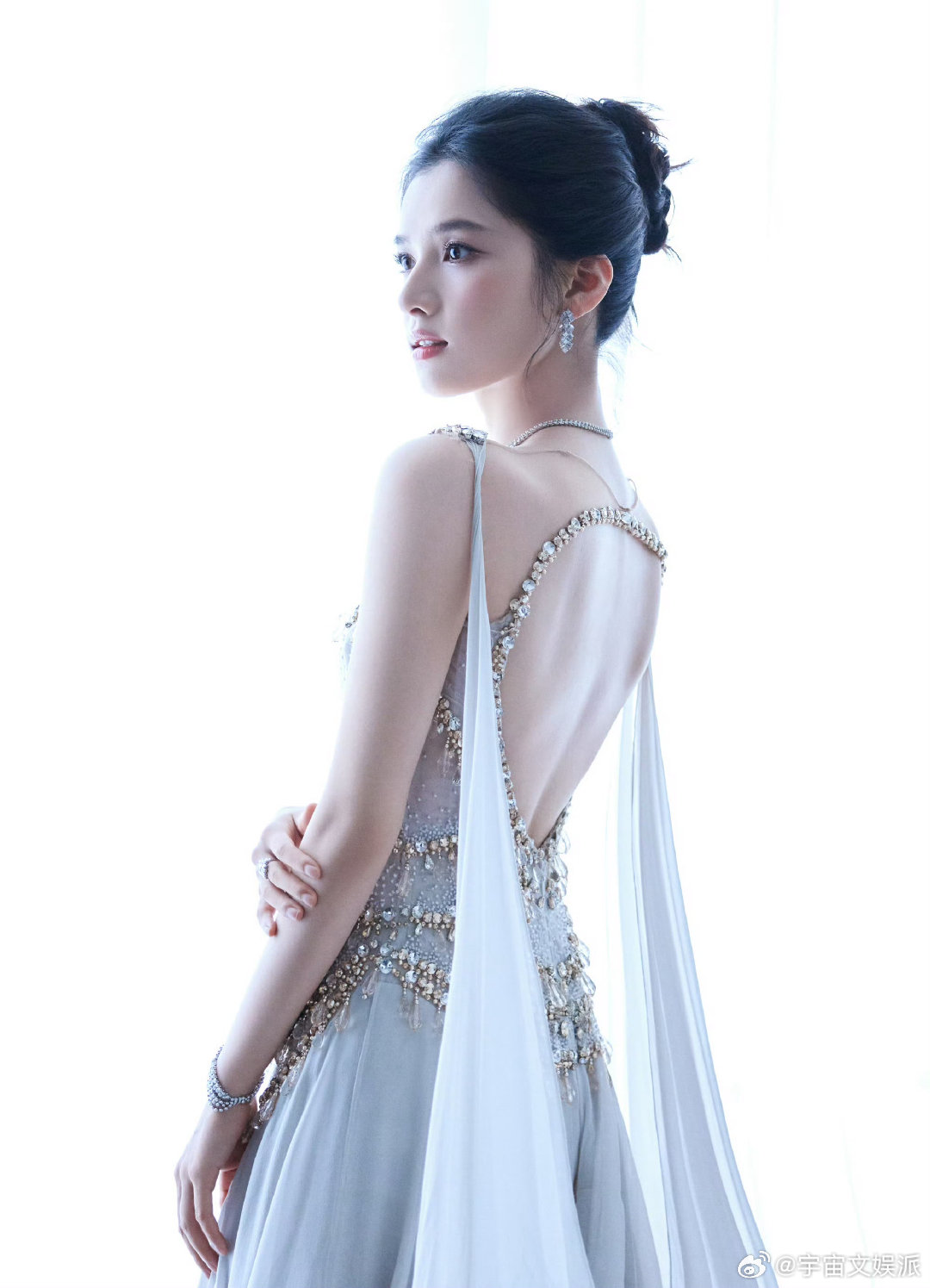 张婧仪白玉兰红毯生图张婧仪白玉兰生图谁被张婧仪这套白玉兰造型惊艳到！浅色系薄纱礼