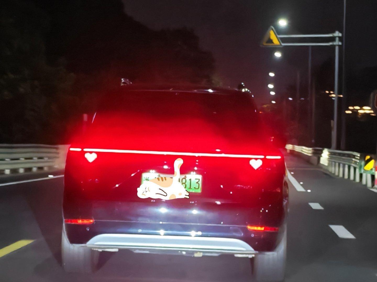 快上车吧[超话] 好有趣的尾灯～有人知道是什么车么 ​​​