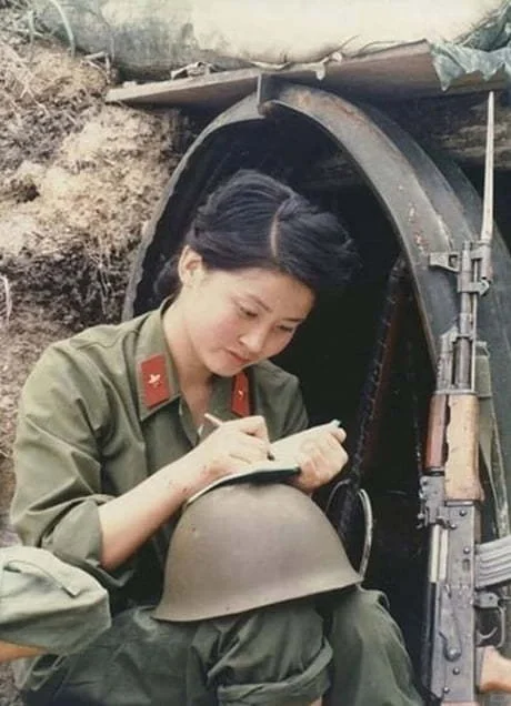 80年代，一位中国女军人在中越边境前线给家里写信 ​​​。
