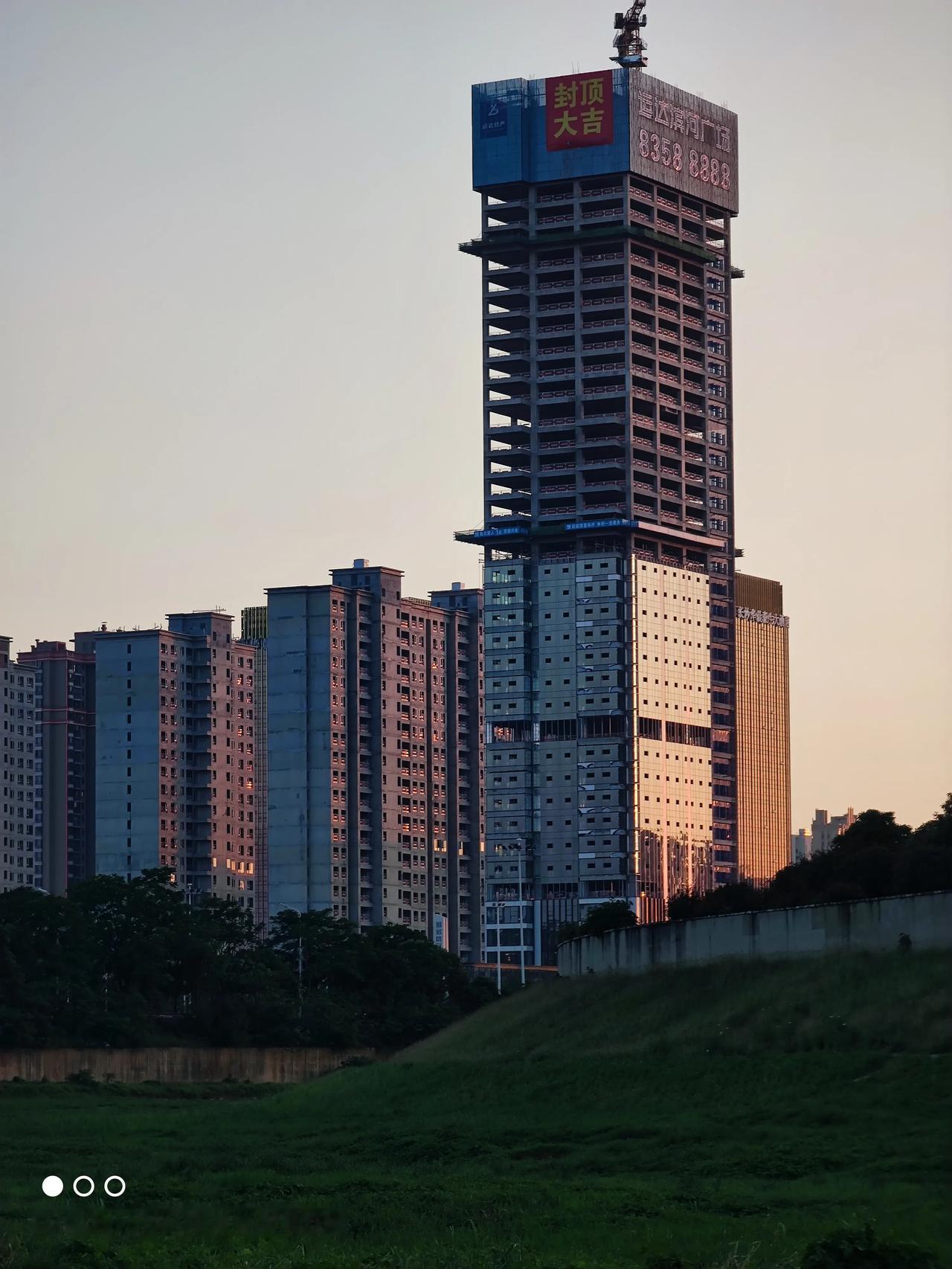 今天圭塘河边散步，突然发现运达滨河广场主楼也封顶了，真是可喜可贺！
短短两三年，