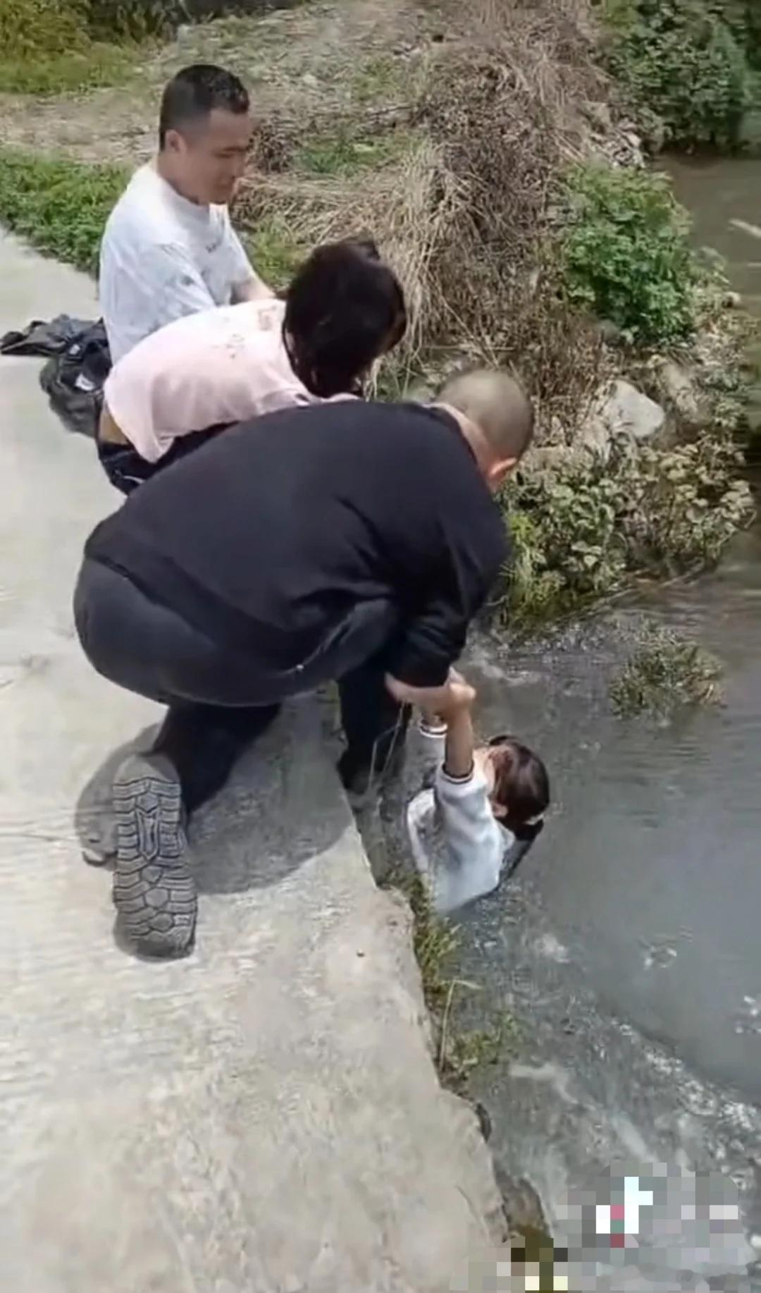 看看此人的心理是多么的不干净！评：女孩落水被卡桥洞冲掉裤子，男子及时救起帮忙穿好