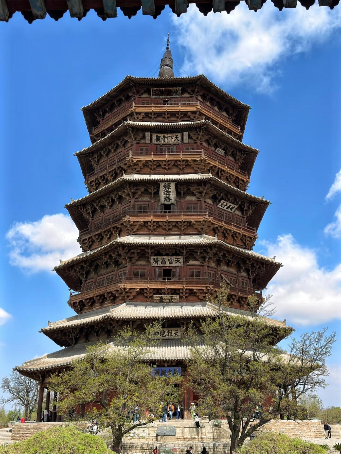 导游说，应县木塔耸立了近千年，躲过了几百次地震战乱，如今内部已经严重倾...