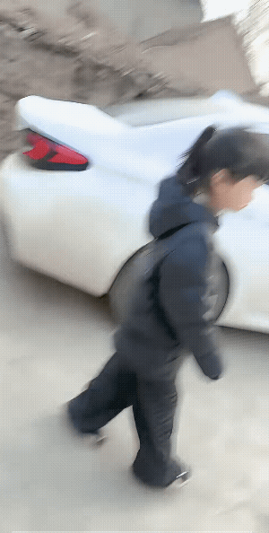 姑姑：小样儿，让你嫌弃我……
没有奶奶撑腰，小女孩都不敢说话了。
不过，这一脚真