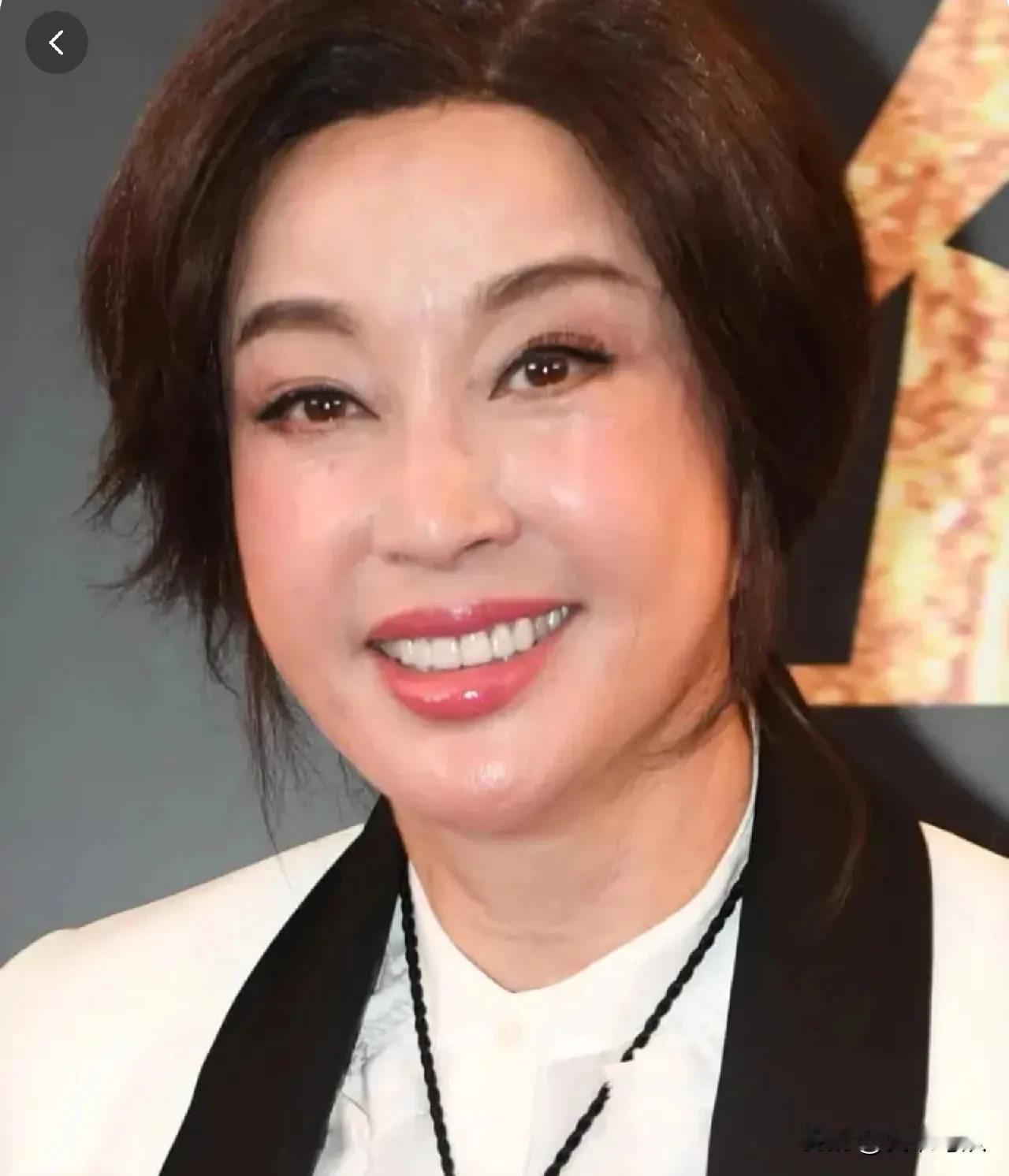 #你们喜欢刘晓庆吗#
说实话，我不喜欢刘晓庆。我和刘晓庆年龄差不多，我不知道我和