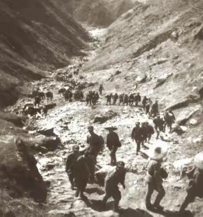 1944年，八路军的一个排在排长高大山的带领下，护送一位重要首长去八路军总部开会