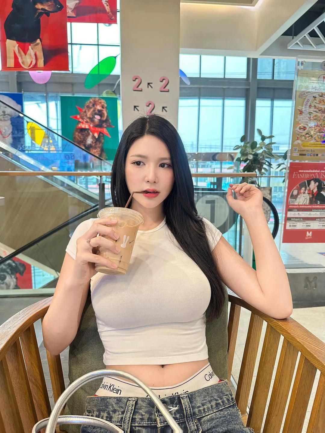 花心定有何人捻
#谁家玉女俏容颜# #去俏佳人。# #分享心仪佳人# #风情百媚