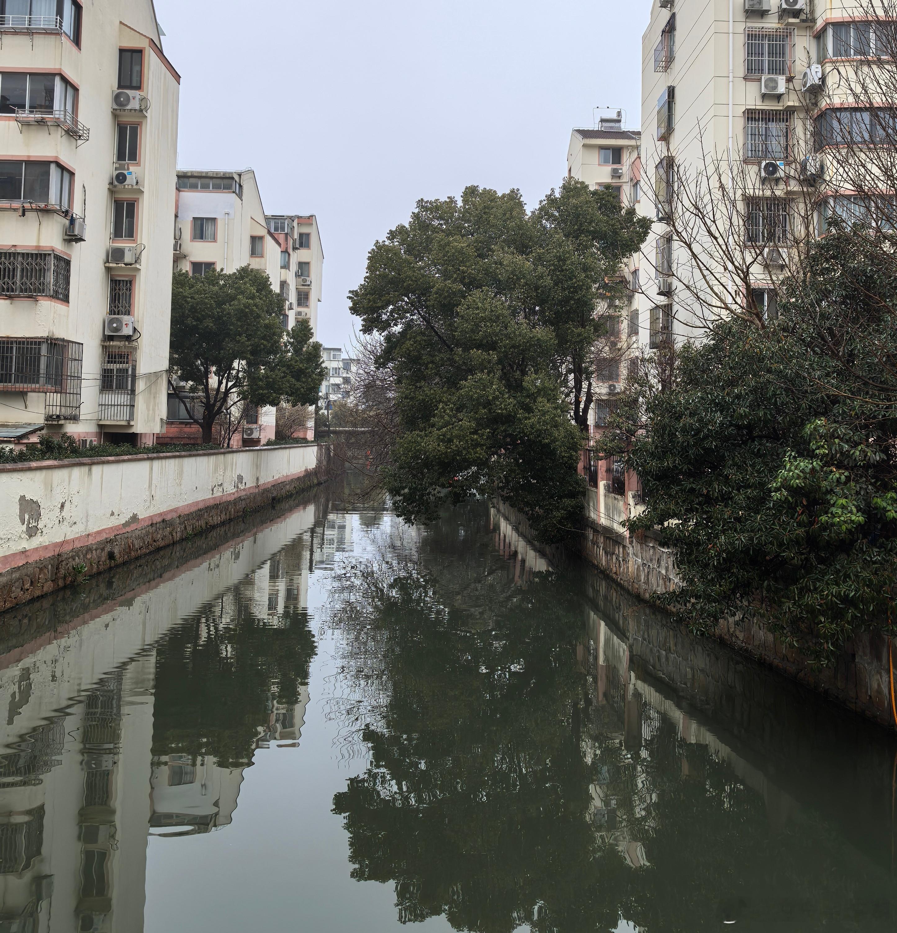 心里话       人生如修行，修一颗包容、豁达的心是最高级的功课。      