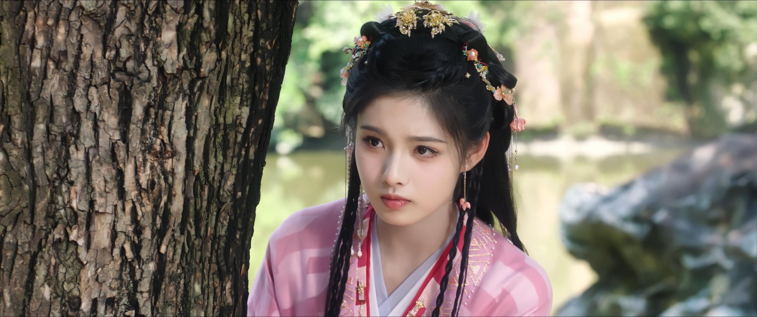 艾米路人缘艾米长得好有观众缘一步一个脚印从小配角走到女主，艾米长相柔和耐看特别拉