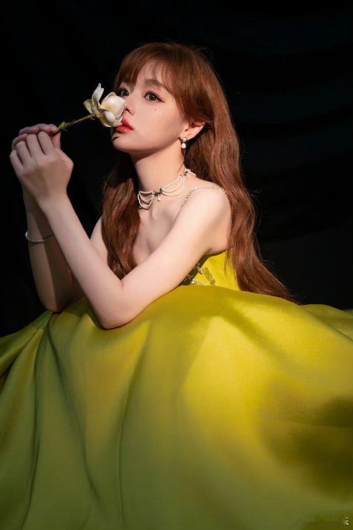 #黄霄雲面部腿部受伤##黄霄云[超话]#美女子好好休养啊，粉丝真的是有点担心！黄