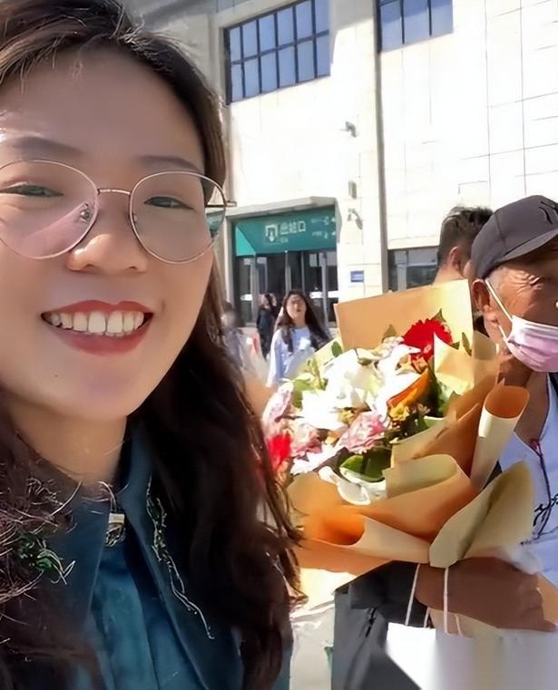 山西一个姑娘，在北京地铁站为一陌生老人指路，并给了100多元现金。半个月后，老人