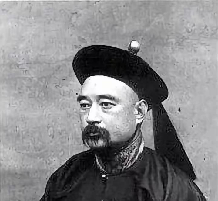 “我脸上都没有笑容，怎么留给后代？再拍一张。”1907年7月7日，徐锡麟被砍头挖