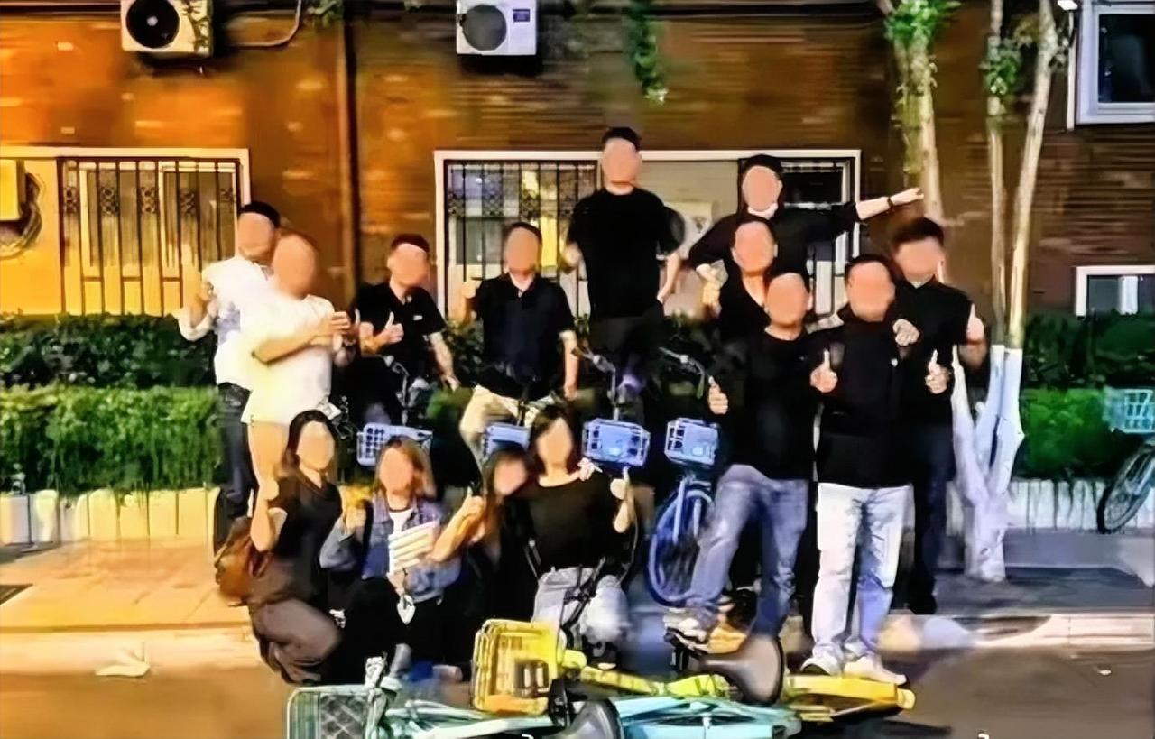 哈啰员工拉踩友商单车，简直就是无理取闹

十几个哈啰员工，有的站着有的蹲着，脚踩