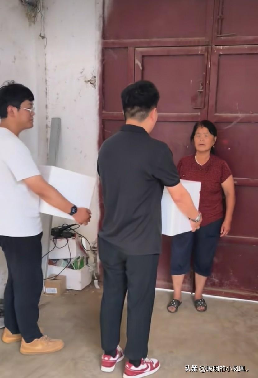 小故事！
    半熟 这天兴高采烈的，直播带货，结果 他们直播开了一个多钟头，