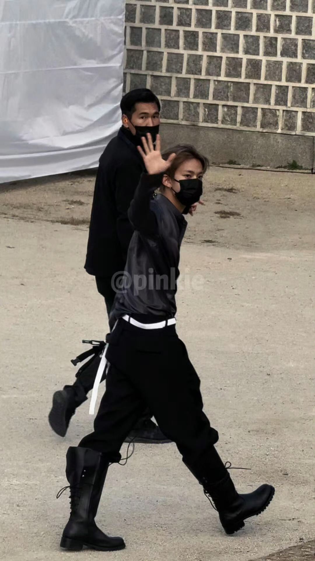 李羲承[超话]  一身all black 加上缎面衬衫 完全有二代男的味道🎶 