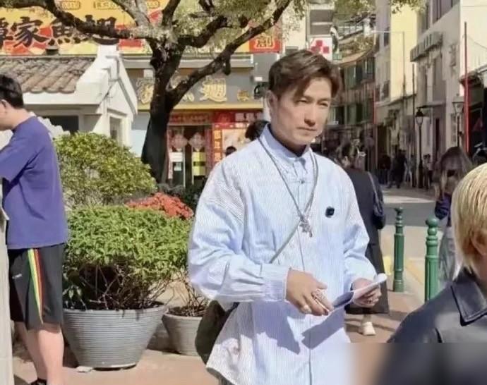 胡歌新剧《生命树》里被嘲认不出？这事，就离谱。
 
有人拿他造型说事，笑他毁容。