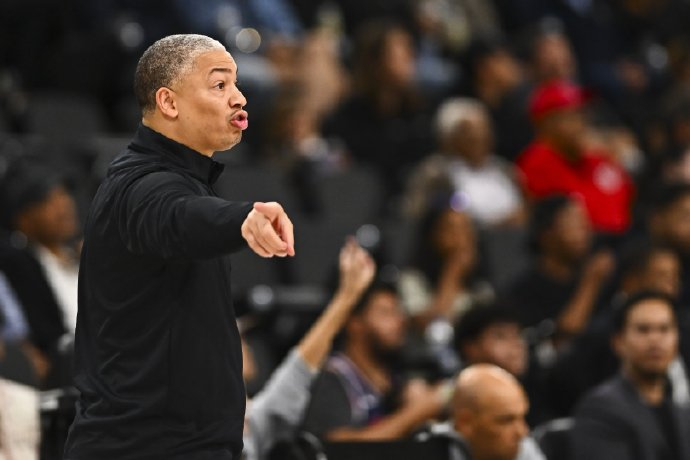 #泰伦卢该下课吗# 今天快船主场不敌勇士，附加赛遭遇淘汰无缘季后赛。本赛季快船经