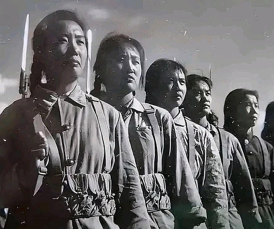 1964年，福建省闽侯县。二十八岁的劳改特务郑仁义蹲在茅厕里，死死盯着门外看守的