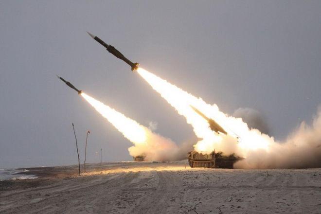 日本防相放完狠话，巨浪就从头顶飞过，最后只剩桥下彻一句“软了”
一枚巨浪潜射弹道
