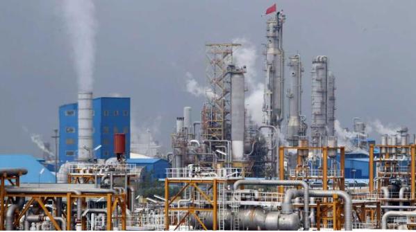 一夜之间，伊朗把战火烧进了海湾腹地，卡塔尔全球最大液化天然气枢纽中弹起火，利雅得