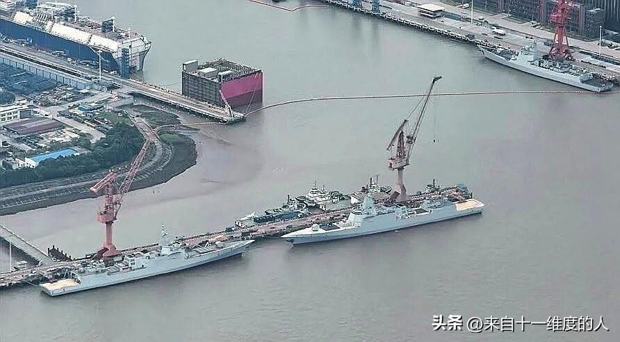 近日江南造船厂码头，正在舾装接近完工的最新两艘055型驱逐舰，应该是第二批次的第