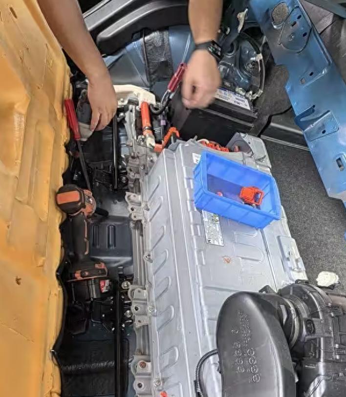 有一位朋友购买了一辆丰田双擎汽车，他问我电池要不要经常充电或者需要定期保养。
我