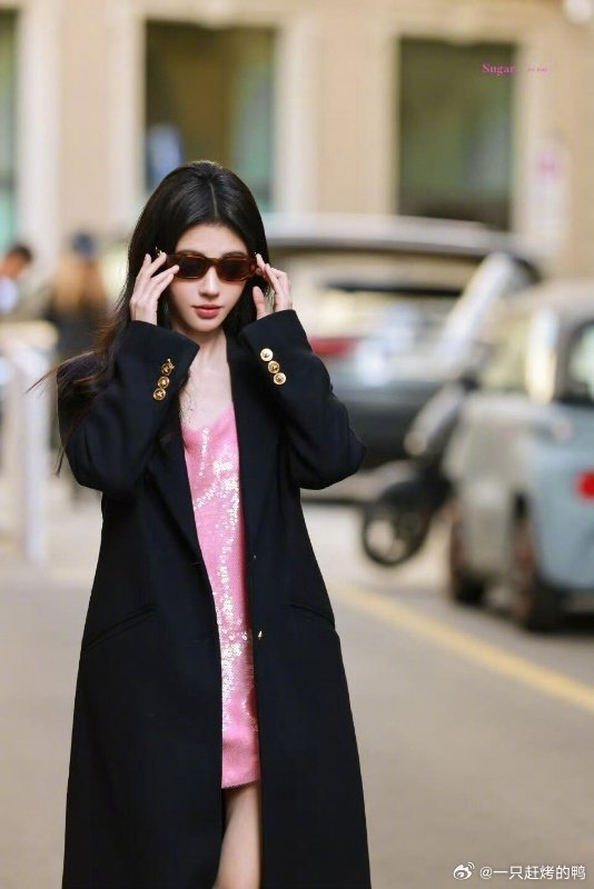 鞠婧祎都市女强人 鞠婧祎这身西装造型直接飒到失语！利落剪裁衬出挺拔身姿，精致五官