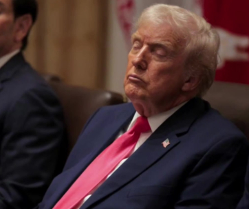 要说特朗普确实“神”！这次被拍到会议闭眼，他直接一句“会议太无聊”，没承认自己精
