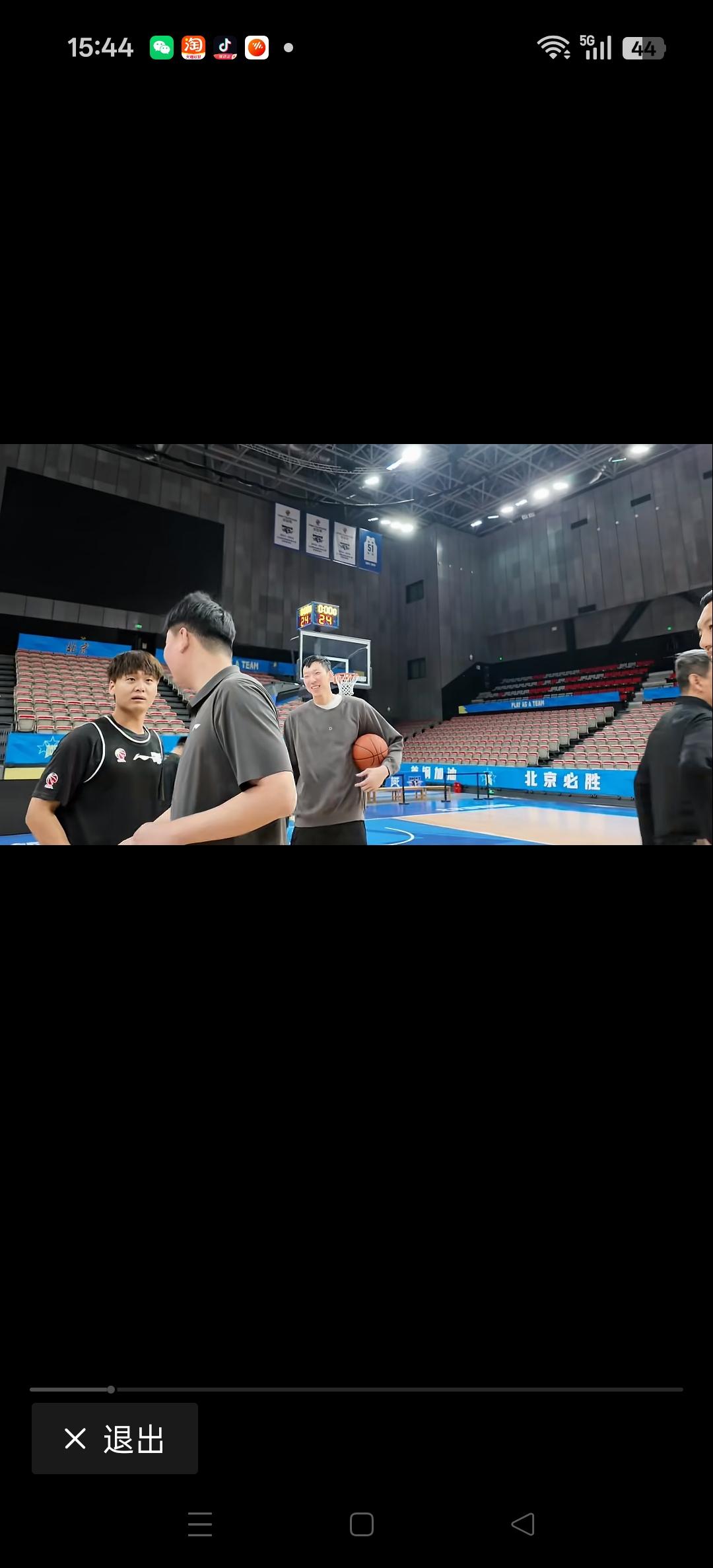 今天晚上重头戏，北京VS深圳。
老友赛前的会面，周琦还是那么大男孩性格，调侃起顾