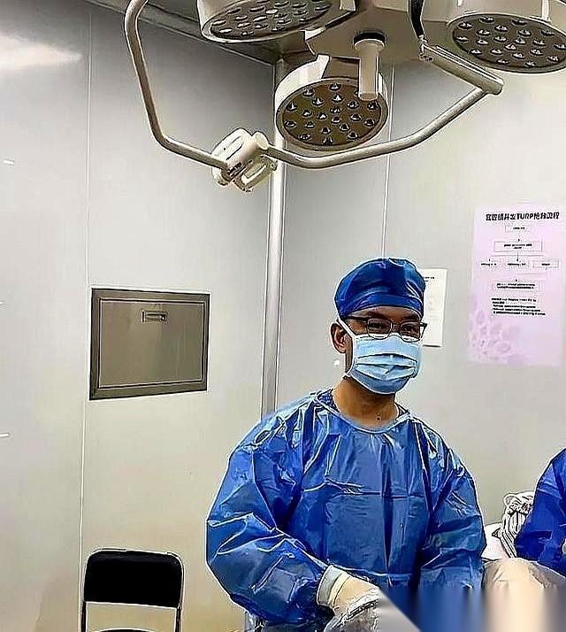 你以为男妇科大夫上班是看片儿呢？
想多了。
在他眼里，你不是什么女神，你就是一堆