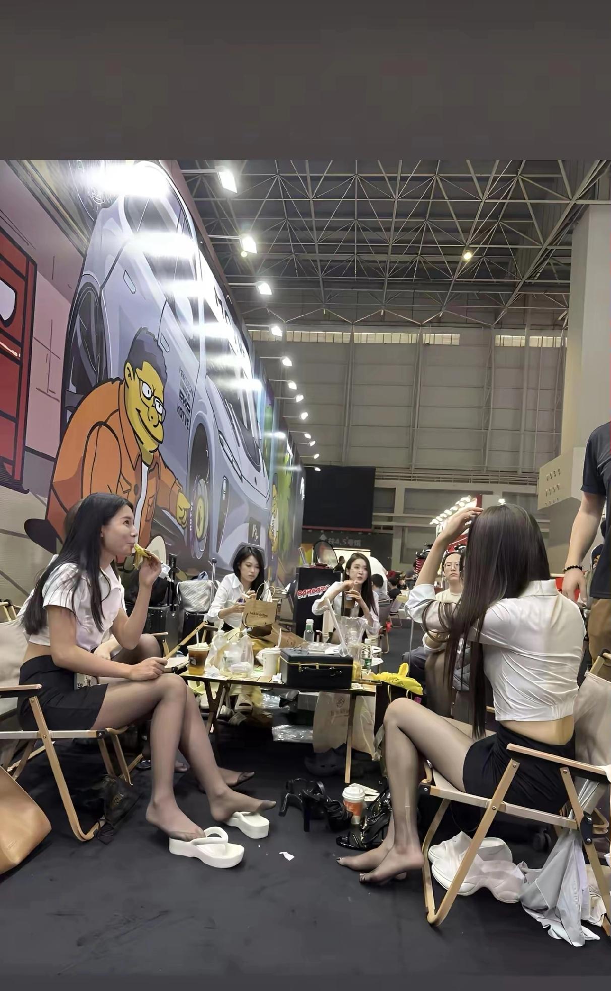 无意闯入车展后台，原来光鲜亮丽的背后，是这样子的！！！