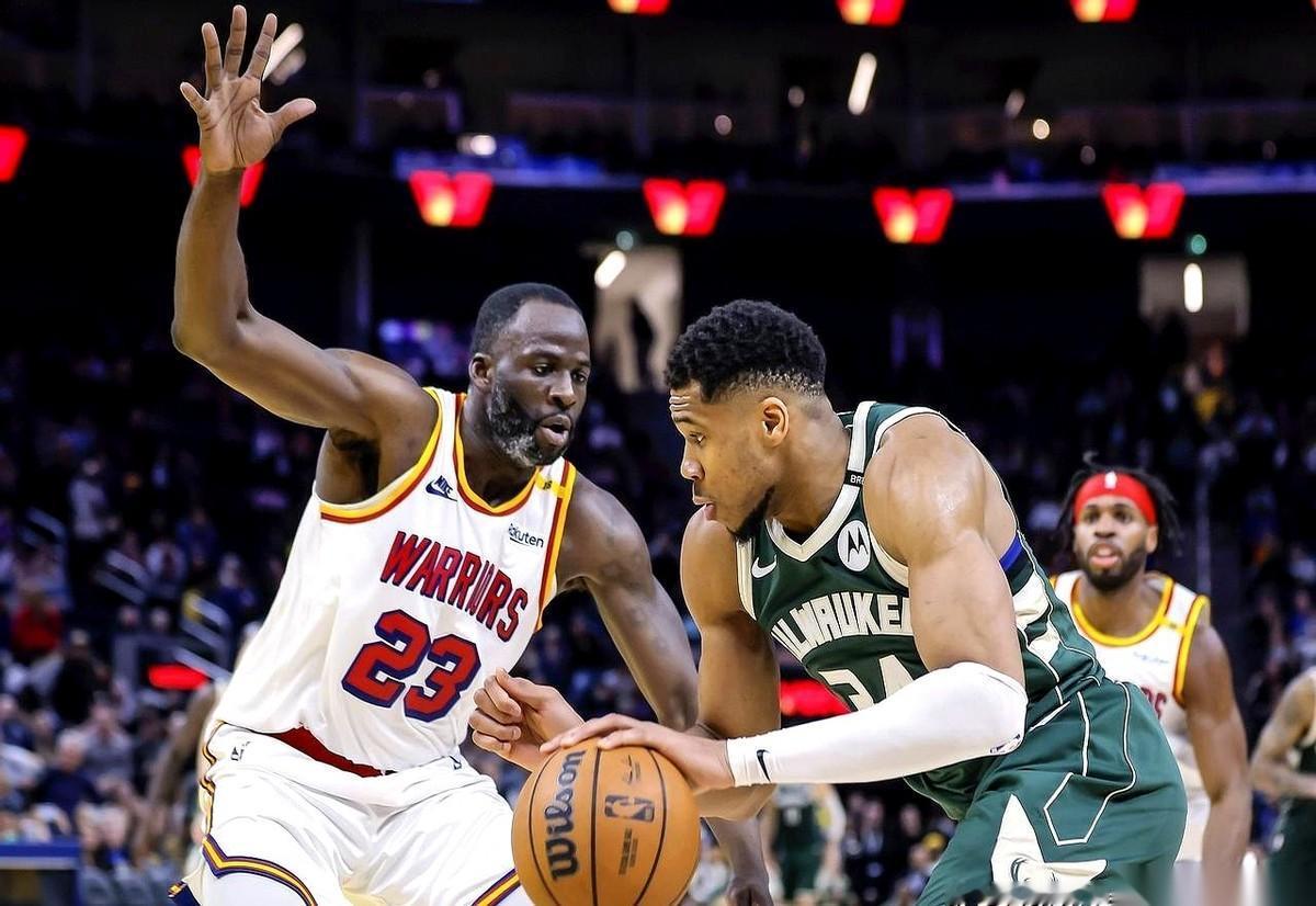 字母哥的交易风暴，已经刮到了最后一刻。
所有球队经理的电话，都安静地摆在桌上。但