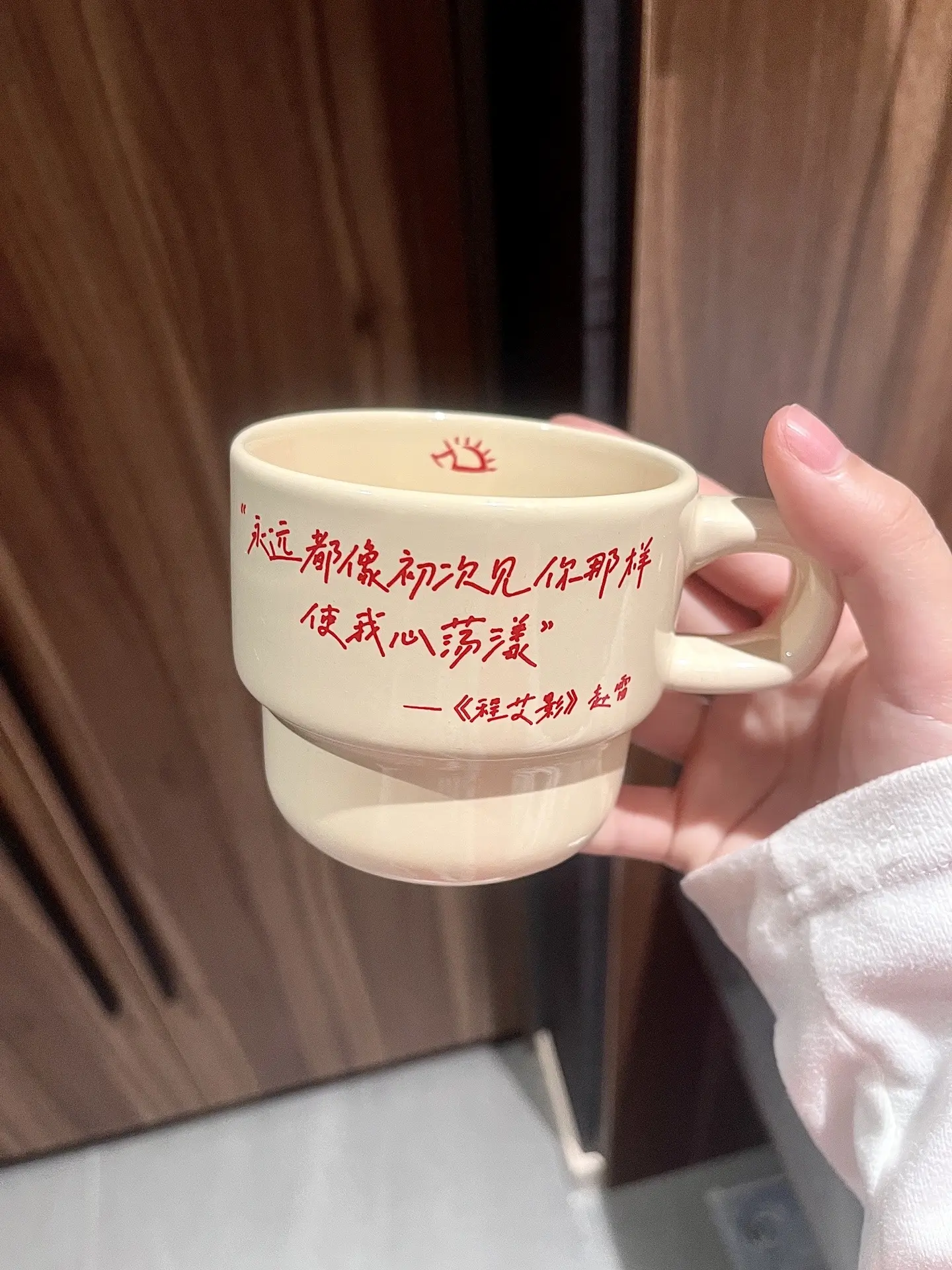 不需要臃肿的棉衣去遮盖她似水的面容