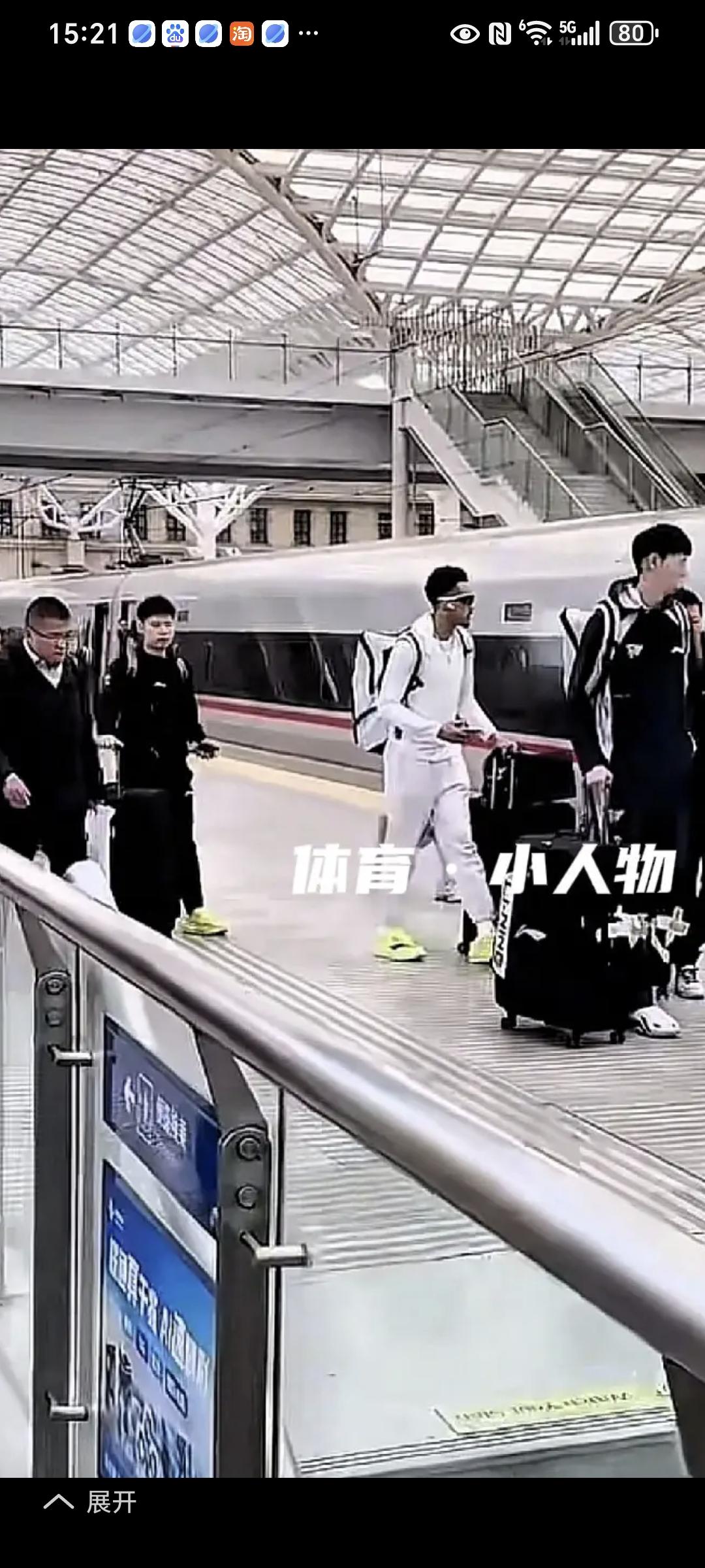 广东男篮昨晚惨败山东后，经过一晚的休息，于今天上午从济南乘坐高铁前往青岛，预计中