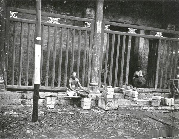 寺庙门口休息的劳工，1900年左右 ​​​