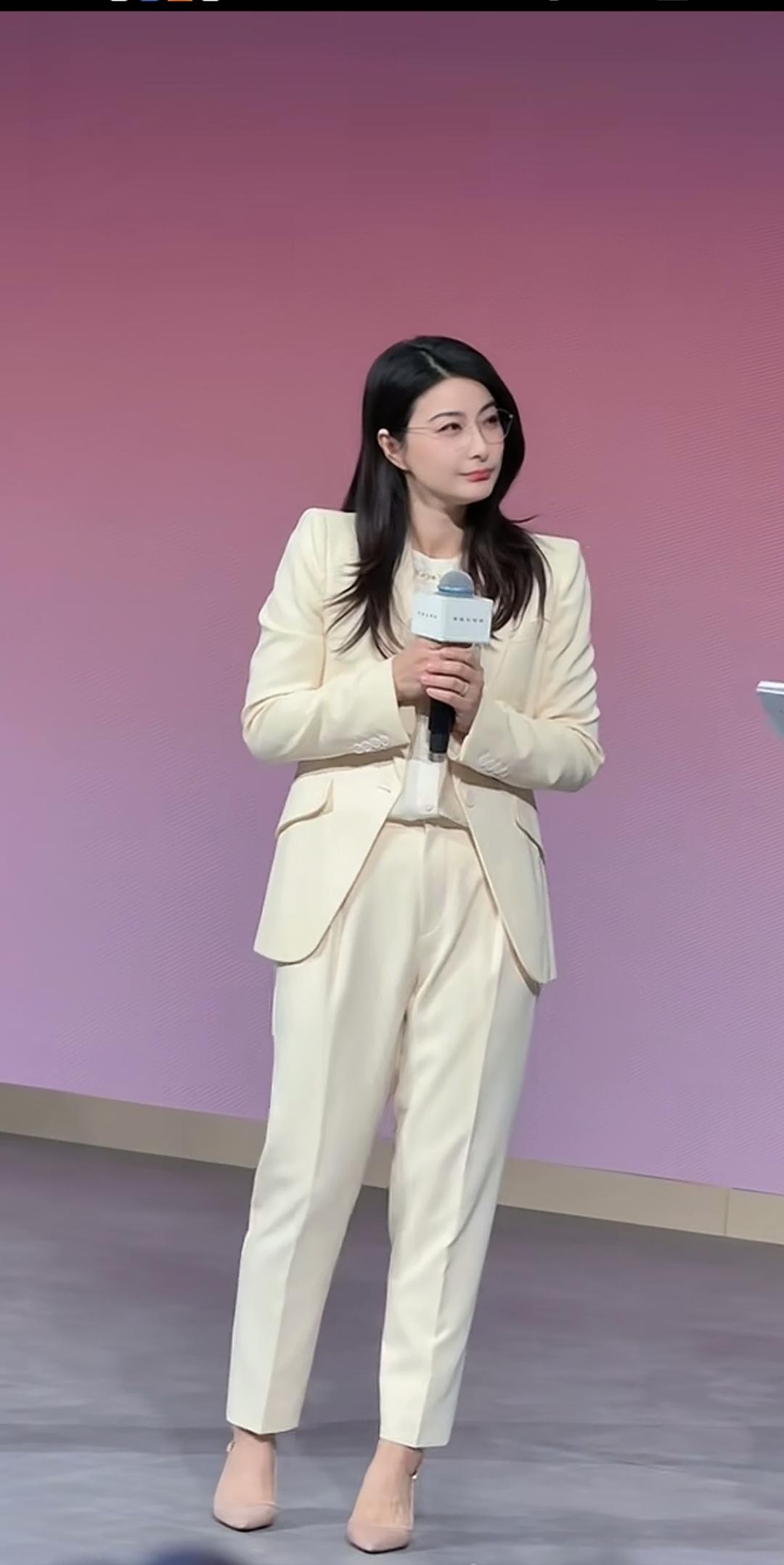 郭晶晶，这一打扮简直和影视明星差不多。