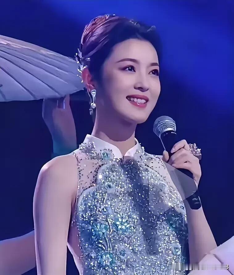 这是比周涛和董卿漂亮的一个美女演员，给人一种沉稳，大气，温婉优雅的美，越看越是觉