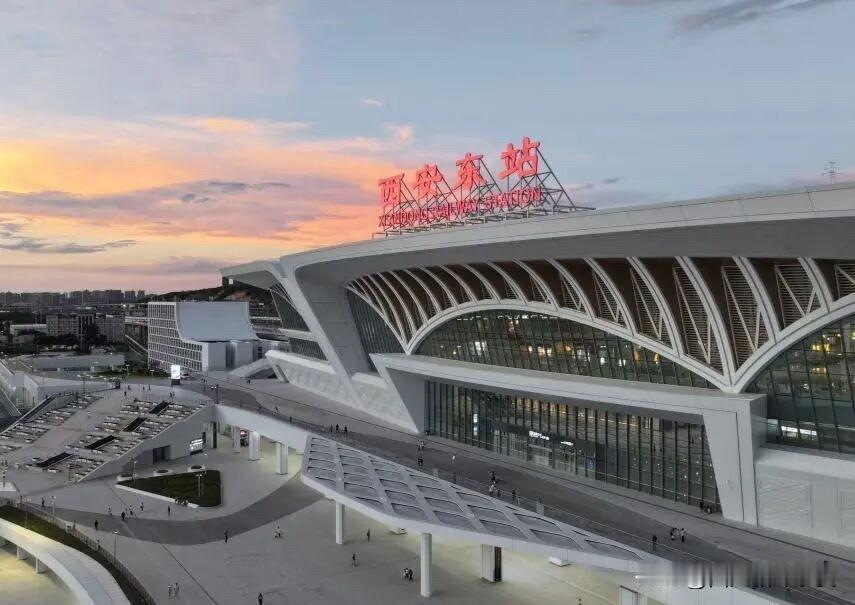 国庆首日西安铁路客流创下全新纪录

国庆第一天，出门旅游、回老家的人扎堆坐火车，