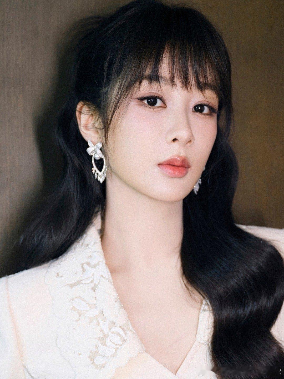 啧啧，今天的杨紫太美了，杨紫工作室审美！走到哪里，哪里都有人夸赞！不愧是我们的国