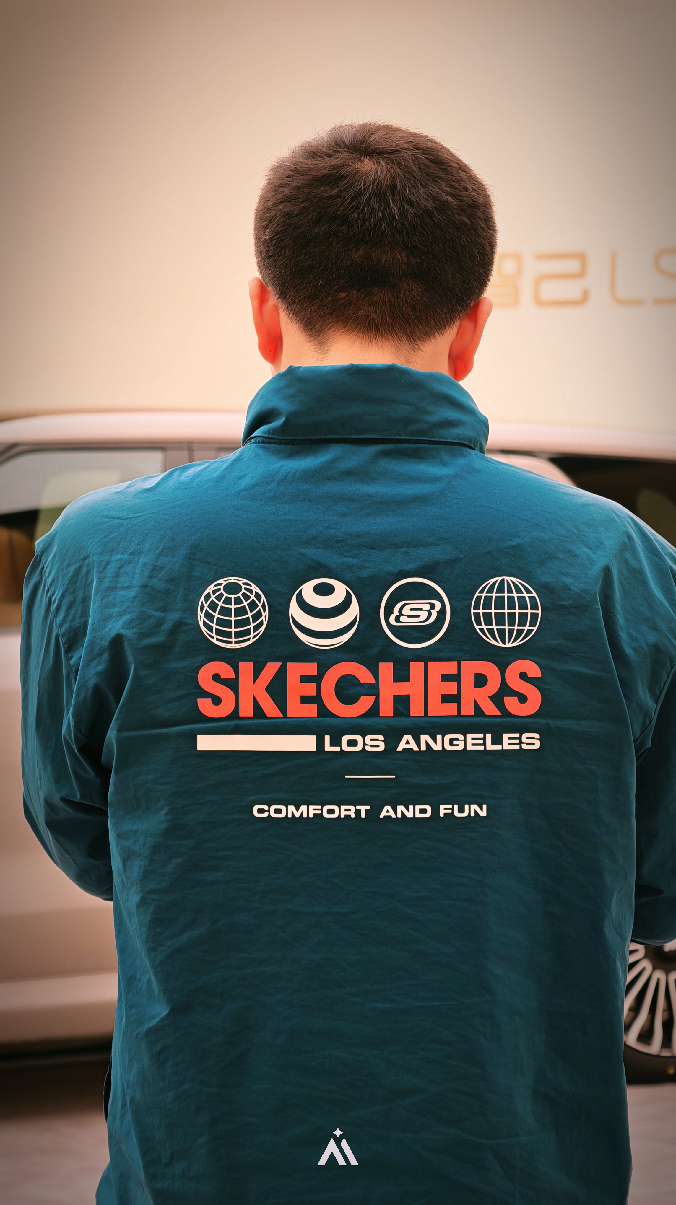 这个老师，咋衣服那么多logo、一堆广告，有点像邮政那边的款式